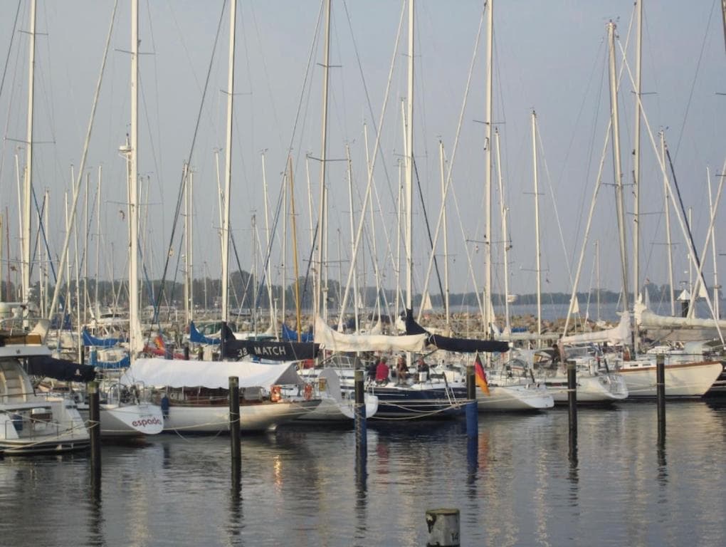 Dicht an dicht liegende Segelyachten im Olympiahafen Schilksee
