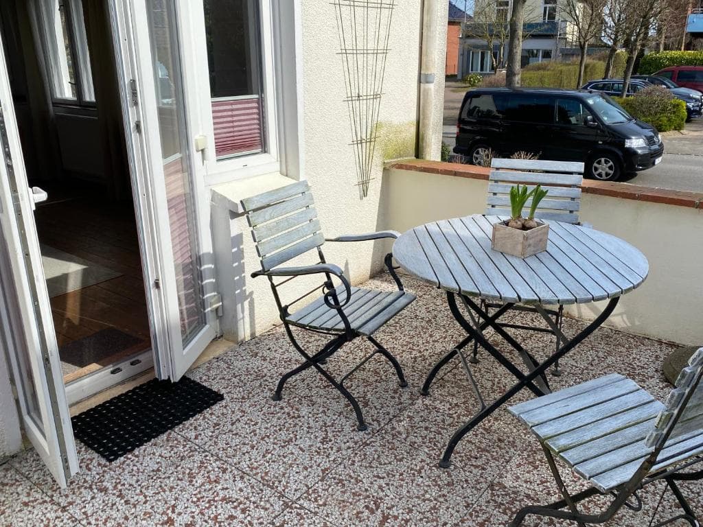 Terrasse mit Bistrotisch und Klappstühlen direkt vor der Terrassentür