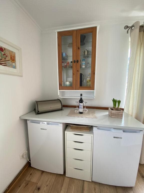 Küchenzeile mit Geschirrspüler, Schubladenschrank und Vitrine