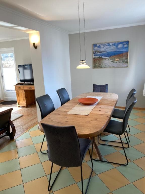 Esstisch für sechs Personen mit Pendelleuchte und Fenster