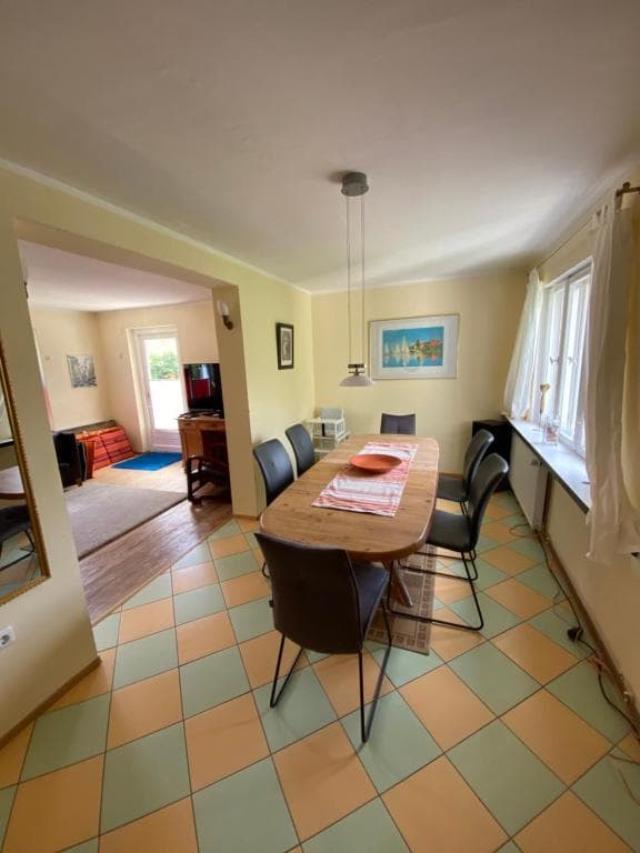 Blick vom Essbereich in den angrenzenden Wohnraum